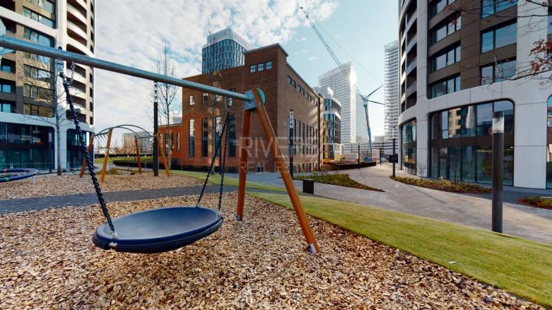 Luxusný byt na 27. poschodí v Sky parku - dostupný SEP/2025 - Na ulici Čulenova je moderné ihrisko obklopené architektúrou a 2-izbovým bytom.