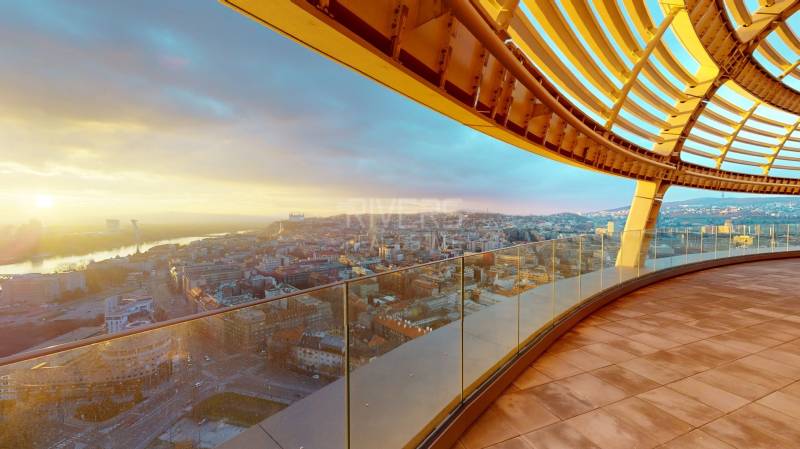 Luxusný byt na 27. poschodí v Sky parku - dostupný SEP/2025 - Panoráma Bratislavy z vyhliadky s výhľadom na rieku, na ulici Čulenova.