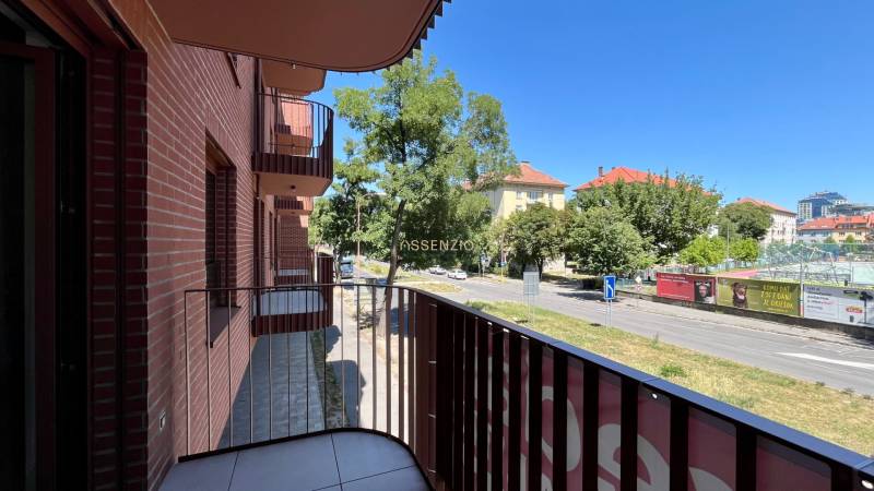 PREDAJ-2 IZBOVÝ BYT-59M2-PROJEKT ZWIRN 3 - RUŽINOV - Balkón bytu na ulici Cvernovka v Bratislave - Ružinove so zeleňou a cestou.