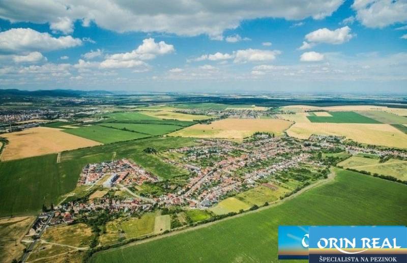 Stavebný pozemok Slovenský Grob - Orechová 638m2 - Letecký pohľad na ulici Orechová, pozemky ponúkajú ideálne podmienky na bývanie.