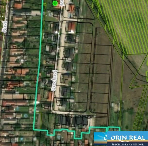 Stavebný pozemok Slovenský Grob - Orechová 638m2 - Letecký pohľad na ulicu Orechová a Pozemky - bývanie. Vidno rozmiestnenie domov a parciel.