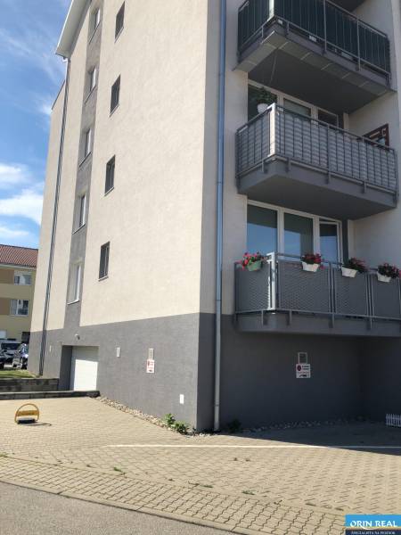 Na predaj vnútorná garážové státie 17.000,- Eur - Štvorposchodová budova s balkónmi a garážou na Rastislavovej ulici v Slovenskom Grobe.