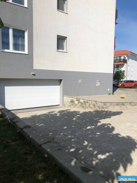 Na predaj vnútorná garážové státie 17.000,- Eur - V Slovenskom Grobe na Rastislavovej ulici sa nachádzajú garáže pri obytných budovách.