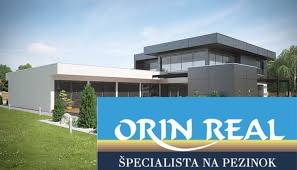 Hľadáme byty a domy či chaty v pre klientom Senec! - Rodinný dom na Slnečných jazerách v Senci vedľa nápisov o realitnej kancelárii.