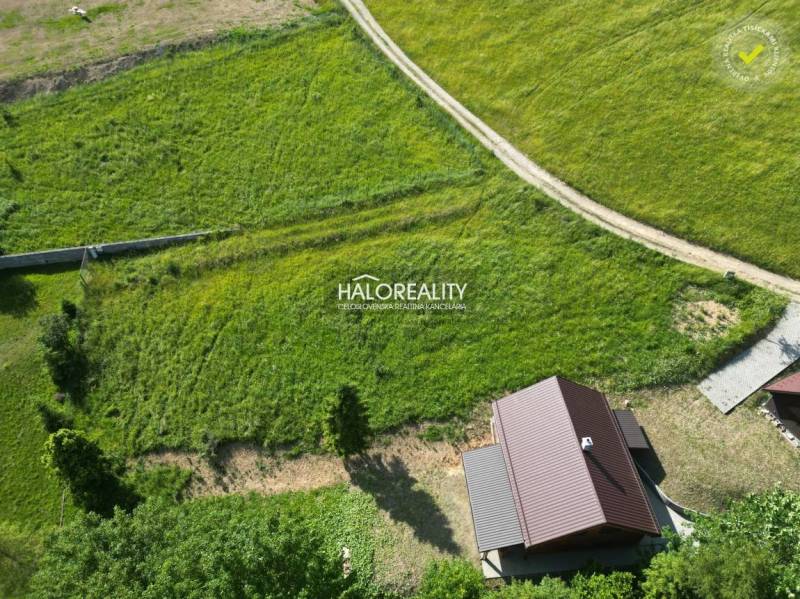 Predaj, rekreačný pozemok Vyšné Ružbachy - EXKLUZÍVN... - Letecký pohľad na Rekreačné pozemky vo Vyšných Ružbachoch s zelenými lúkami a domom.