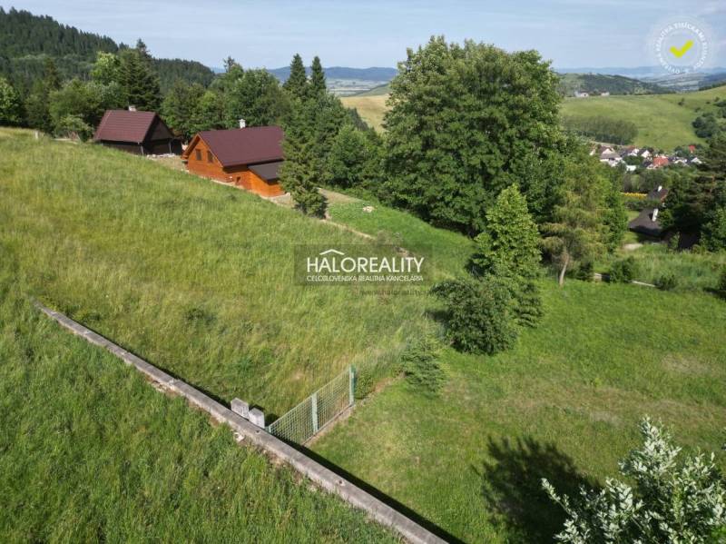 Predaj, rekreačný pozemok Vyšné Ružbachy - EXKLUZÍVN... - Rekreačné pozemky vo Vyšných Ružbachoch s drevenými chatami obklopené zeleňou a kopcami.