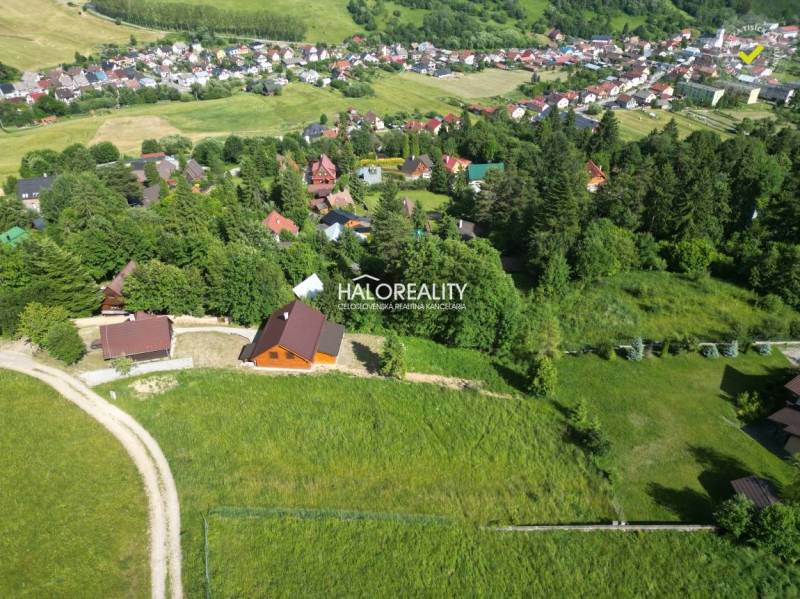 Predaj, rekreačný pozemok Vyšné Ružbachy - EXKLUZÍVN... - Letecký pohľad na rekreačné pozemky vo Vyšných Ružbachoch obklopené zeleňou a dedinskými domami.