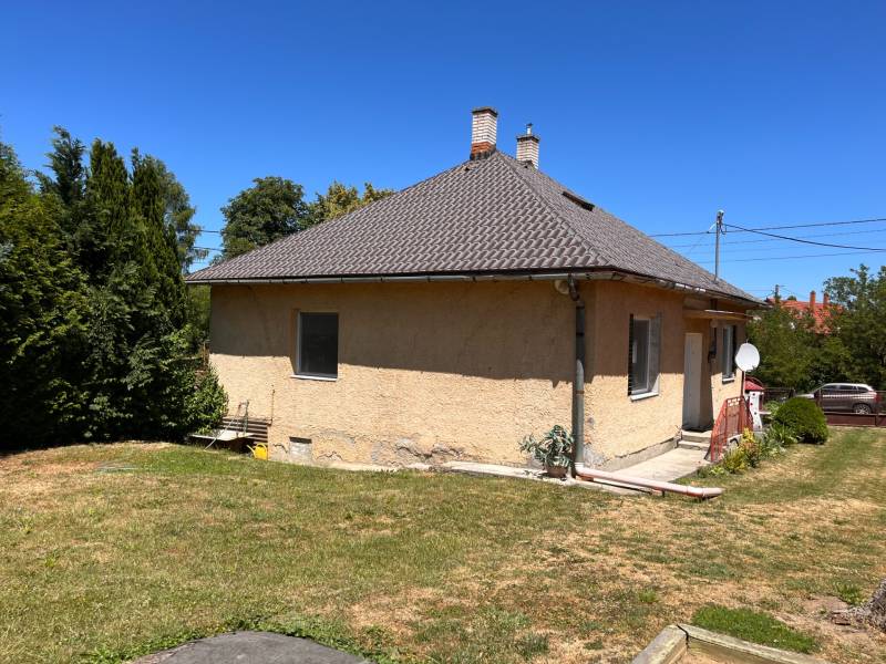 Na predaj rodinný dom v Slovenskej Kajni - Rodinný dom v meste Slovenská Kajňa na ulici Slovenská Kajňa obklopený zeleňou.