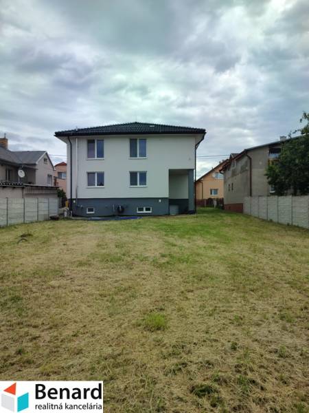 REZERVOVANÉ! RD- NOVOSTAVBA, POZEMOK 825 m2, NEZÁBUDOVA, SABINOV. - Rodinný dom na ulici Nezabudova v Sabinove so záhradou a modernou strechou.