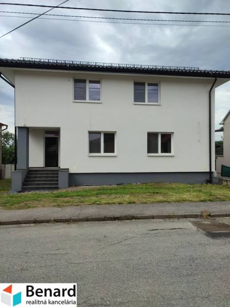 REZERVOVANÉ! RD- NOVOSTAVBA, POZEMOK 825 m2, NEZÁBUDOVA, SABINOV. - Rodinný dom na ulici Nezabudova v Sabinove s bielou fasádou a šedou strechou.