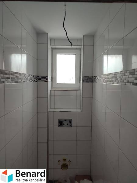 REZERVOVANÉ! RD- NOVOSTAVBA, POZEMOK 825 m2, NEZÁBUDOVA, SABINOV. - Kúpeľňa v rodinnom dome s obkladom a oknom, bez sanitačného vybavenia.