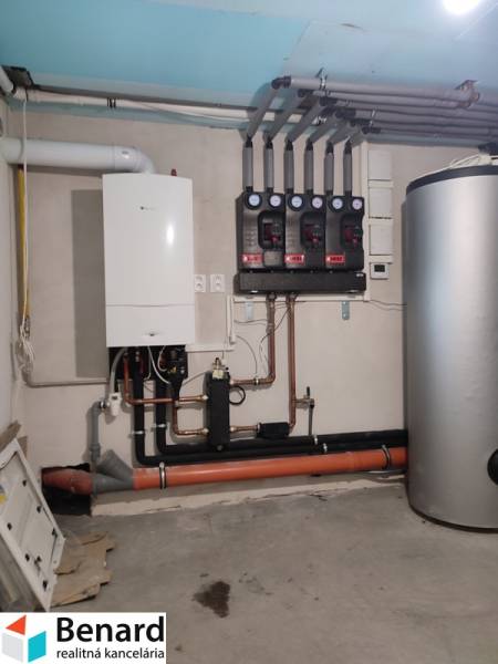 REZERVOVANÉ! RD- NOVOSTAVBA, POZEMOK 825 m2, NEZÁBUDOVA, SABINOV. - Kúrenie a boiler v rodinnom dome s modernými technológiami.