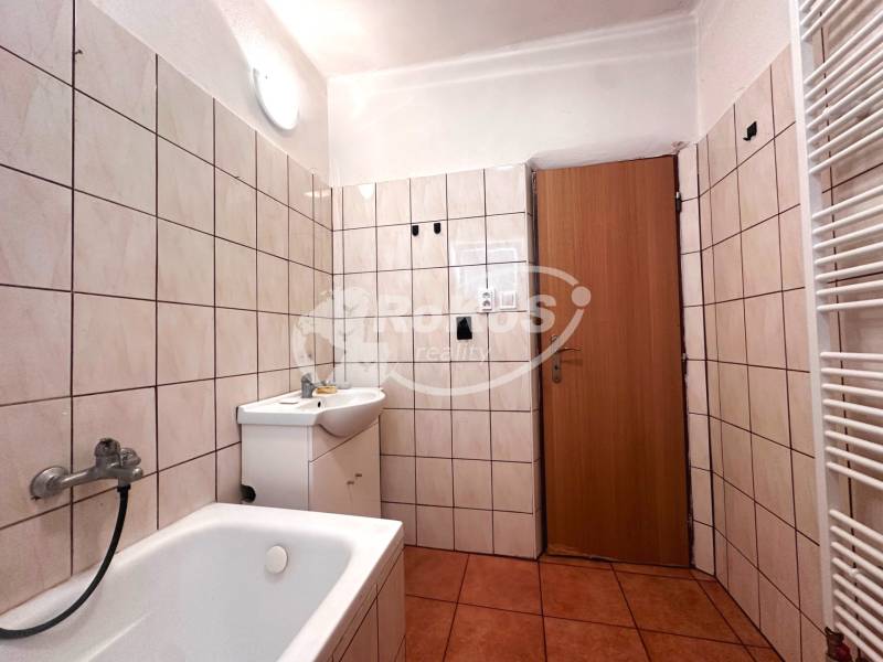 PREDAJ 3-izbový byt s balkónom v Honciach - Kúpeľňa s vaňou a umývadlom v 3-izbovom byte.