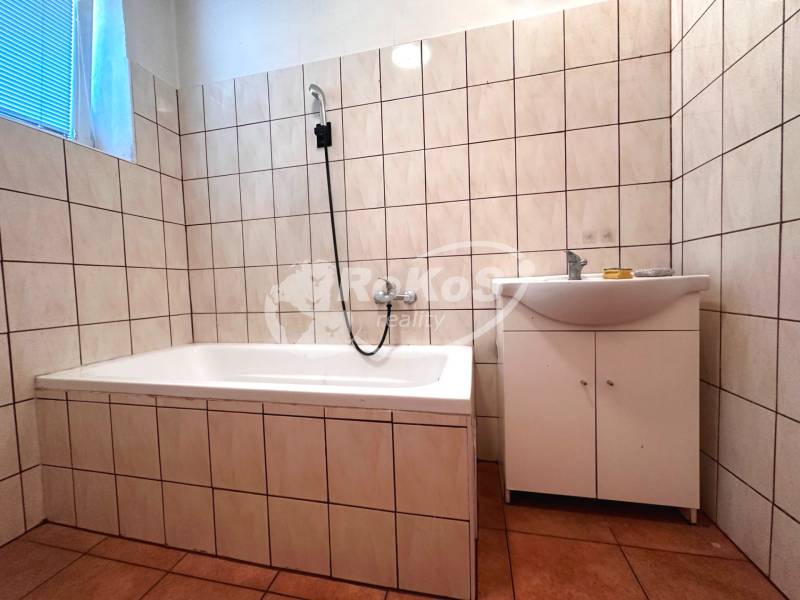 PREDAJ 3-izbový byt s balkónom v Honciach - Kúpeľňa s vaňou a umývadlom v 3-izbovom byte.