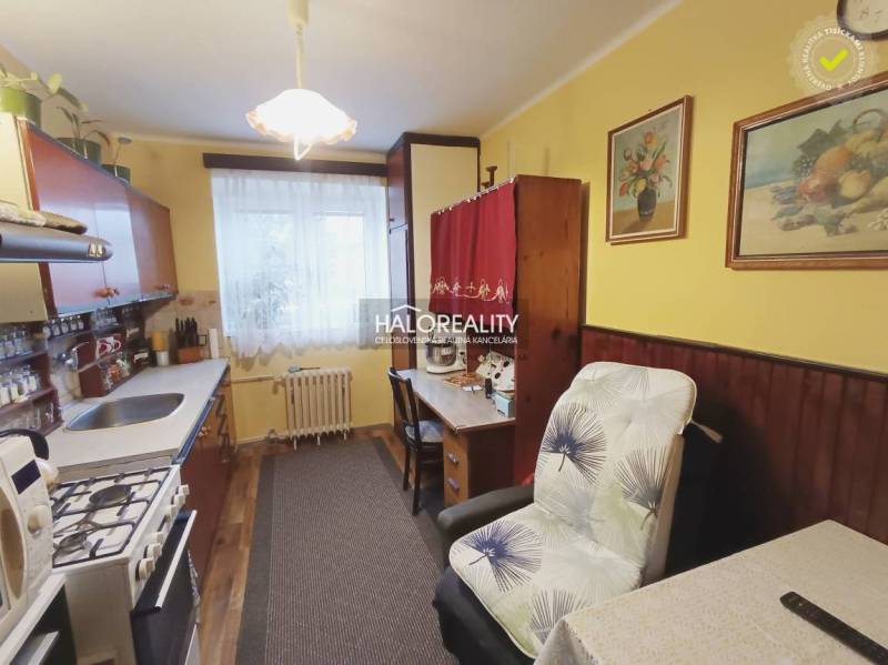 REZERVOVANÉ - Predaj, dvojizbový byt Žiar nad Hronom... - Kuchyňa v 2-izbovom byte so starším nábytkom, kuchynským zariadením a kvetmi na parapete.