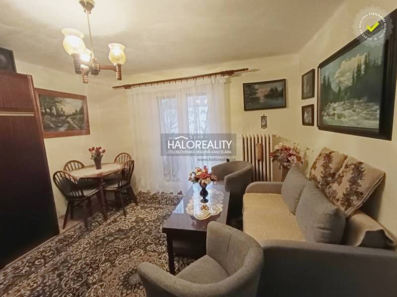 REZERVOVANÉ - Predaj, dvojizbový byt Žiar nad Hronom... - Obývačka v 2-izbovom byte s klasickým nábytkom, obrazmi a kvetmi.