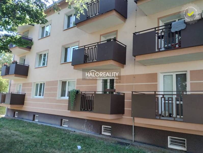 REZERVOVANÉ - Predaj, dvojizbový byt Žiar nad Hronom... - Exteriér bytového domu so 2-izbovými bytmi v Žiari nad Hronom, balkóny a zeleň.