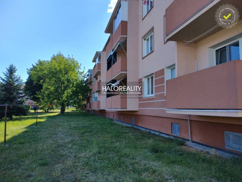 REZERVOVANÉ - Predaj, dvojizbový byt Žiar nad Hronom... - Bytový dom obklopený zeleňou v Žiari nad Hronom, súčasť 2-izbového bytu.