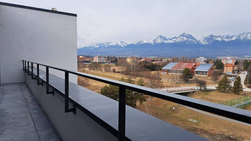 Lukratívny 2-izbový byt vo Svite blízko rieky na prenájom - Výhľad z balkóna na panorámu Tatier v meste Svit na Jilemnického ulici.