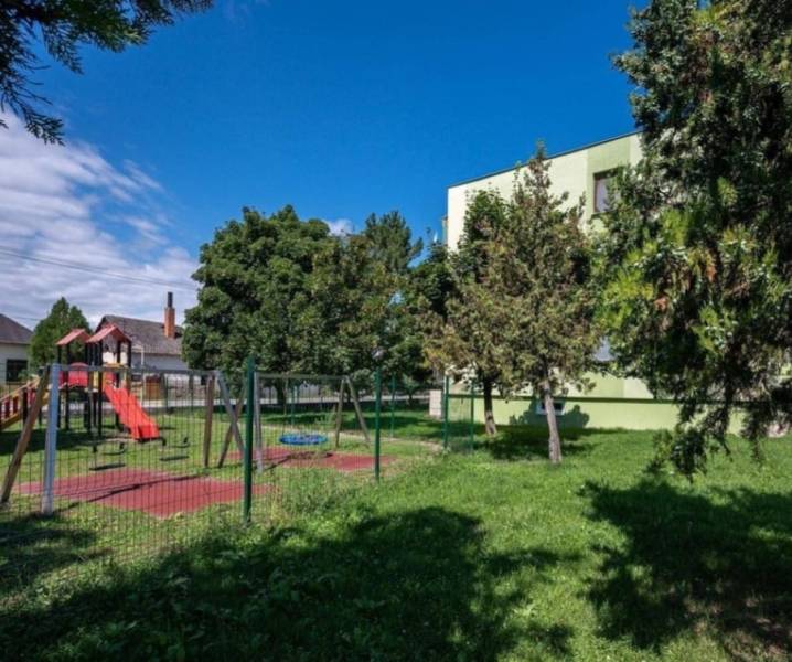 NA PRENÁJOM 1,5-IZBOVÝ BYT S PIVNICOU, ČÍČOV - Detské ihrisko s preliezačkami a šmýkačkou v meste Číčov pri 1-izbovom byte.