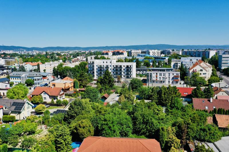 Moderný a priestranný 2i byt v novom projekte, Geologická - Pohľad na zeleň a budovy v Bratislave - Podunajských Biskupiciach, ulica Geologická.