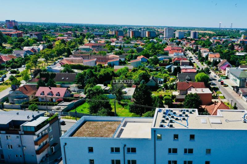 Moderný a priestranný 2i byt v novom projekte, Geologická - Pohľad na Bratislavu-Podunajské Biskupice z Geologickej, zobrazujúci okolité domy a zeleň.