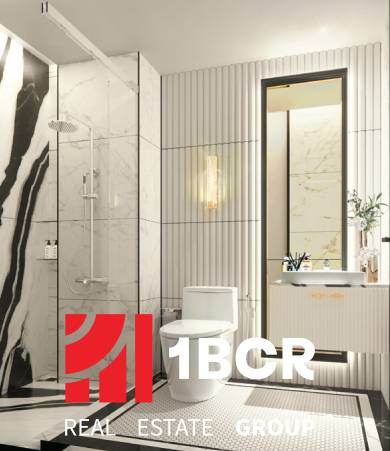 ŠTÚDIO EMBASSY LIFE PATTAYA - Kúpeľňa v 2-izbovom byte so sprchovým kútom, WC a umývadlom; svetlé elegantné prvky.
