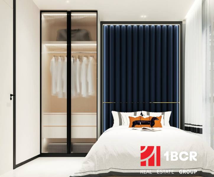 2 IZBOVÝ APARTMÁN (2 SPÁLNE + 1 OBÝV. IZBA)  EMBASSY LIFE PATTAYA - Štýlová spálňa s priestrannou skriňou a posteľou v 3-izbovom byte.