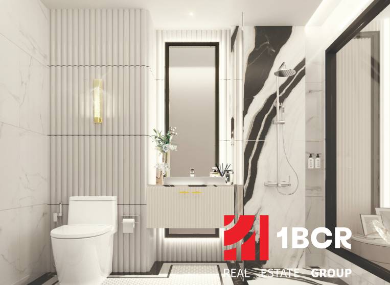 2 IZBOVÝ APARTMÁN (2 SPÁLNE + 1 OBÝV. IZBA)  EMBASSY LIFE PATTAYA - Kúpeľňa v 3-izbovom byte s mramorovým obkladom a veľkým zrkadlom.