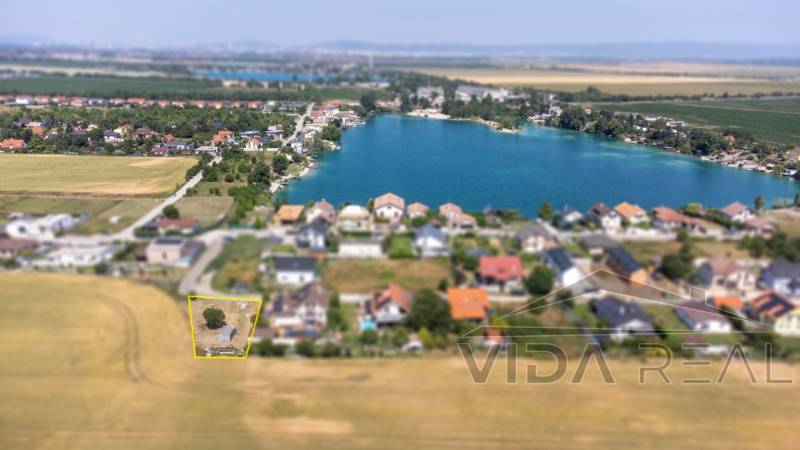  Stavebný pozemok pri jazere Nové Košariská  - Letecký pohľad na chatovú oblasť pri vodnej ploche v Dunajskej Lužnej, Pozemky - bývanie.
