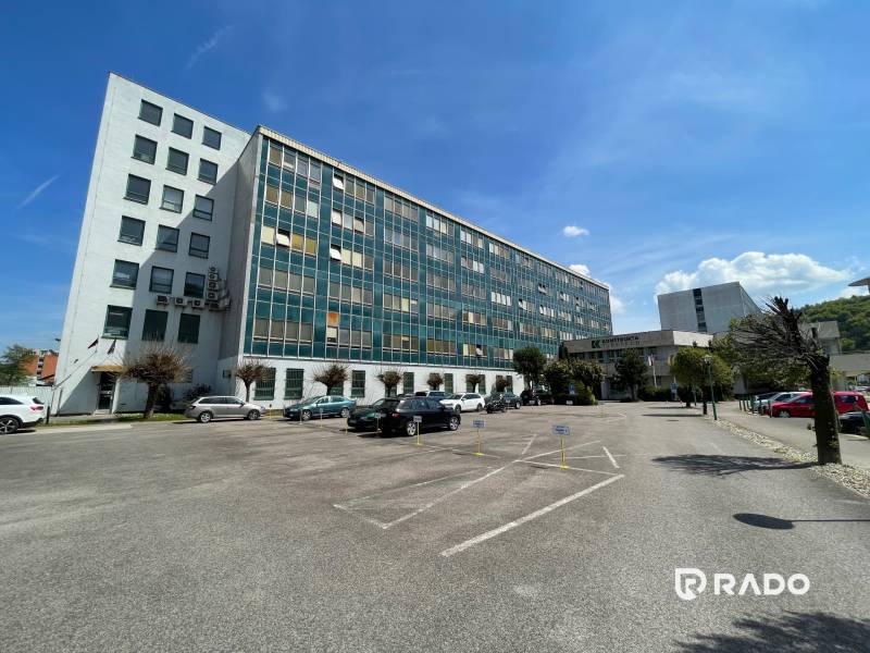 Kancelárie na prenájom 40m2, budova Fischer TireTech, TN - Budova s kanceláriami na ulici K výstavisku v Trenčíne, parkovisko s autami.
