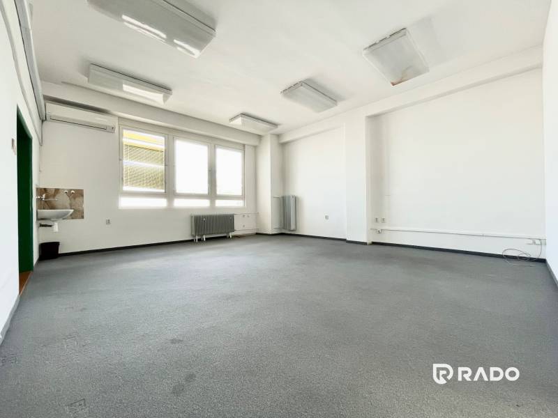 Kancelárie na prenájom 40m2, budova Fischer TireTech, TN - Priestranné kancelárie s umývadlom, veľkými oknami a radiátorom.