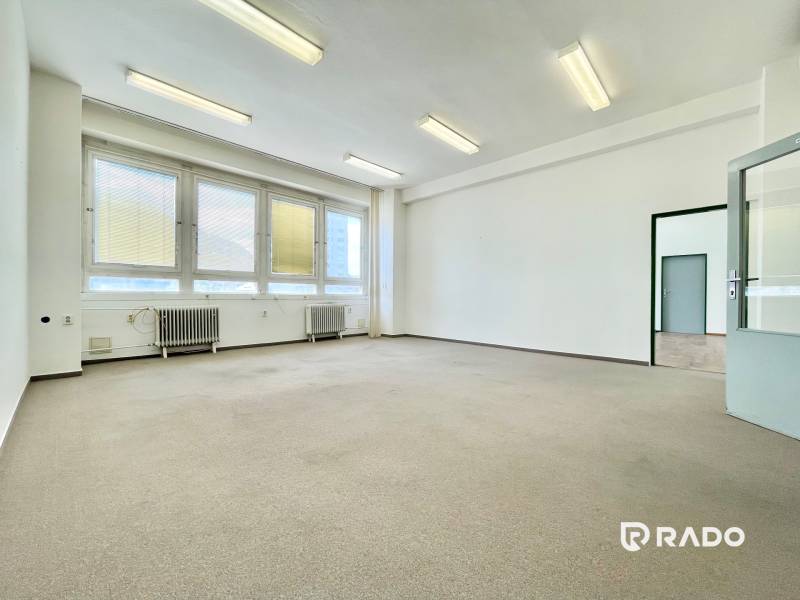 Kancelárie na prenájom 40m2, budova Fischer TireTech, TN - Presvetlená miestnosť v kanceláriách s veľkými oknami a radiátormi.