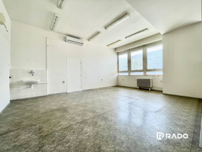 Kancelárie na prenájom 40m2, budova Fischer TireTech, TN - Jasné kancelárske priestory s umývadlom a veľkými oknami.