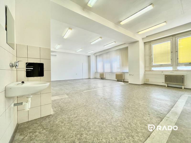 Kancelárie na prenájom 40m2, budova Fischer TireTech, TN - Kancelárie s umývadlom a veľkými oknami, jasné prostredie pre pohodlnú prácu.