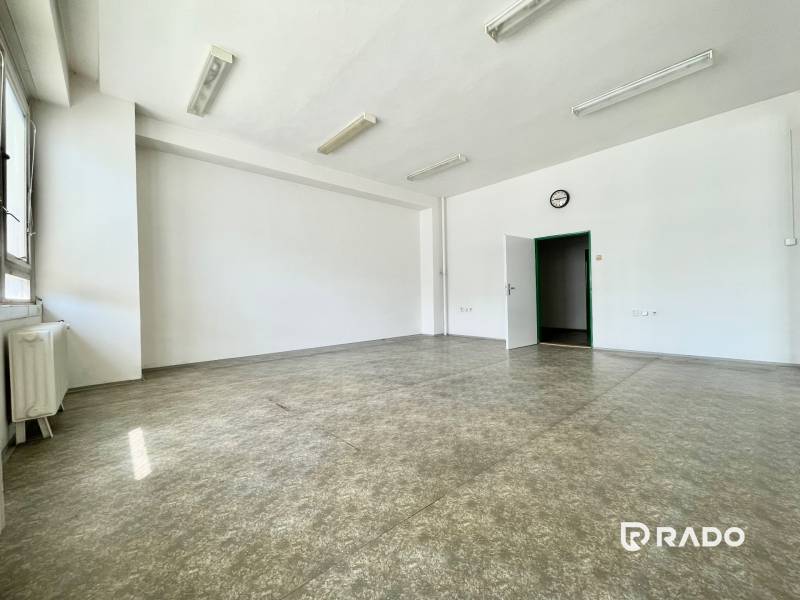 Kancelárie na prenájom 40m2, budova Fischer TireTech, TN - Priestranná kancelária s veľkými oknami, bielymi stenami a stropnými svietidlami.