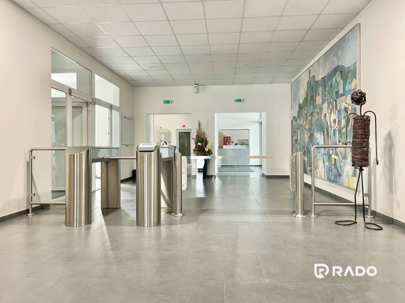 Kancelárie na prenájom 40m2, budova Fischer TireTech, TN - Vstupná hala v kanceláriách so zabezpečenými turniketmi.