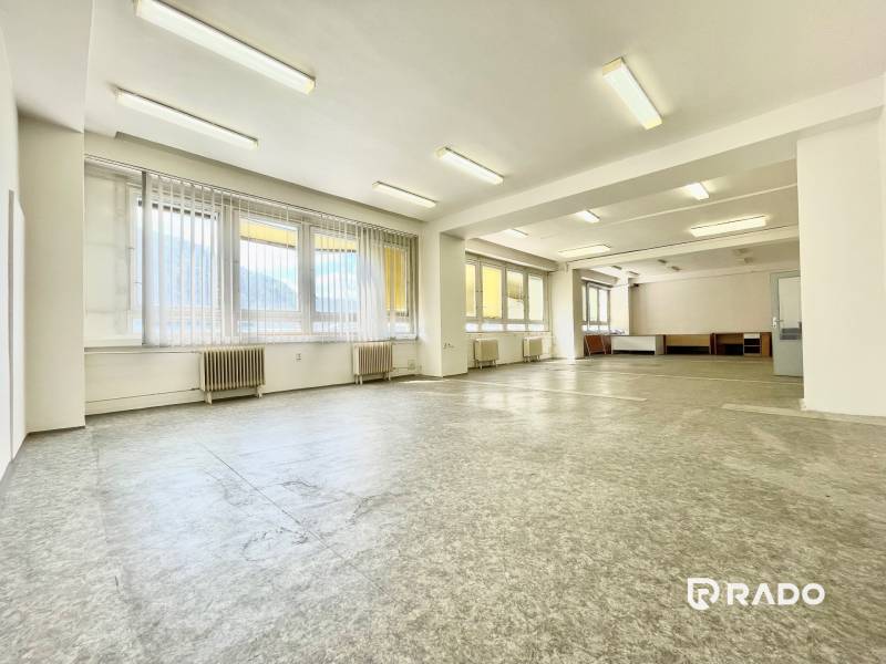 Kancelárie na prenájom 40m2, budova Fischer TireTech, TN - Priestranné kancelárie s veľkými oknami a linoleum podlahou.