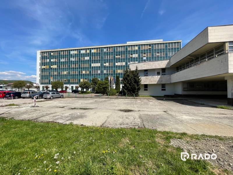 Kancelárie na prenájom 40m2, budova Fischer TireTech, TN - Budova kancelárií na ulici K výstavisku v meste Trenčín s parkoviskom a zeleňou.