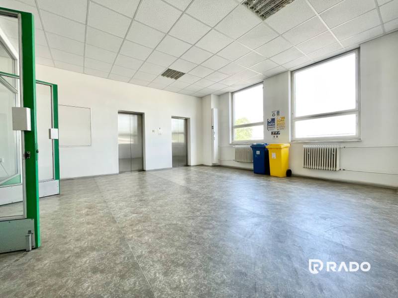Kancelárie na prenájom 40m2, budova Fischer TireTech, TN - Kancelárie s výťahmi, recyklačnými košmi a radiátormi, svetlý priestor.