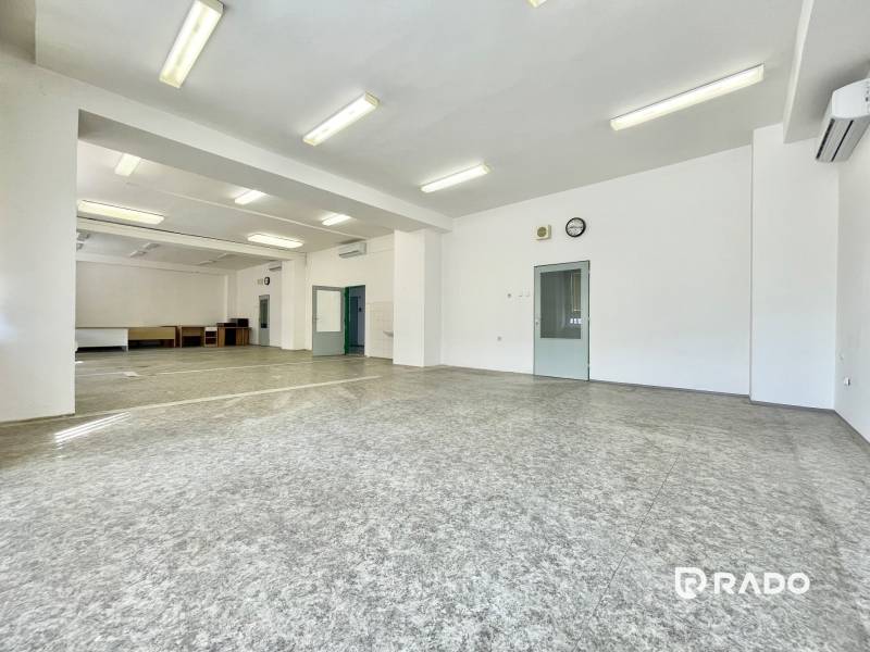 Kancelárie na prenájom 40m2, budova Fischer TireTech, TN - Priestranné kancelárie s bielymi stenami a osvetlením, ideálne pre pracovné účely.
