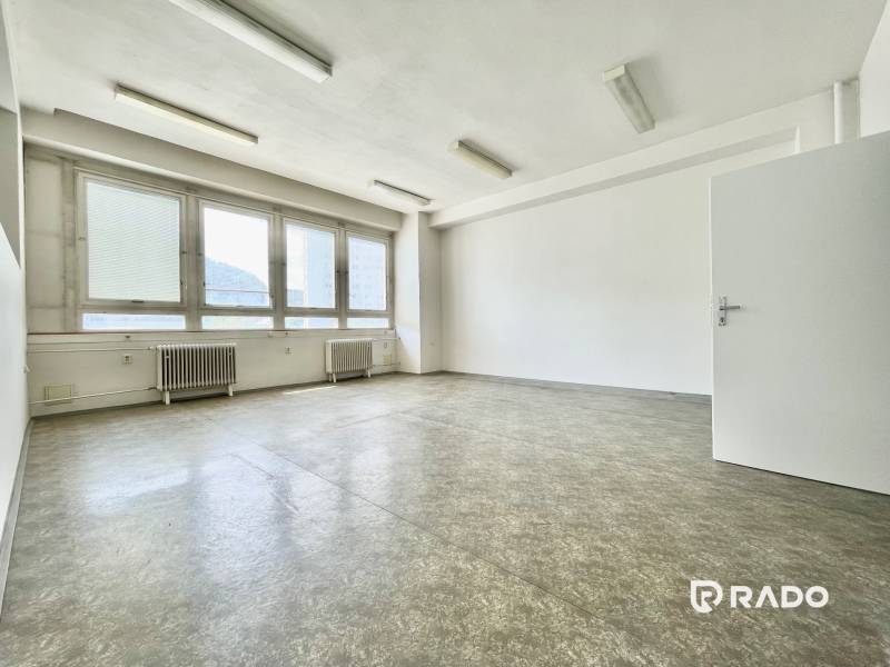 Kancelárie na prenájom 40m2, budova Fischer TireTech, TN - Prázdna miestnosť v kanceláriách so svetlými stenami a oknami.
