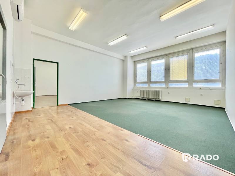 Kancelárie na prenájom 60m2, budova Fischer TireTech, TN - Svetlá kancelária s oknami, umývadlom a zmiešanou podlahou.