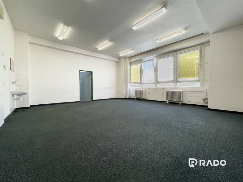 Kancelárie na prenájom 60m2, budova Fischer TireTech, TN - Kancelárie s veľkými oknami a umývadlom, vhodné pre podnikanie.