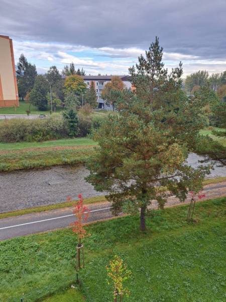 Moderný byt v novostavbe vo Svite na prenájom - Výhľad z 2-izbového bytu na ulici Jilemnického v meste Svit, zahŕňajúci rieku a zeleň.