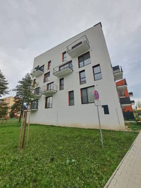 Moderný byt v novostavbe vo Svite na prenájom - Bytový dom na Jilemnického ulici v Svite, obklopený zeleňou a chodníkom.