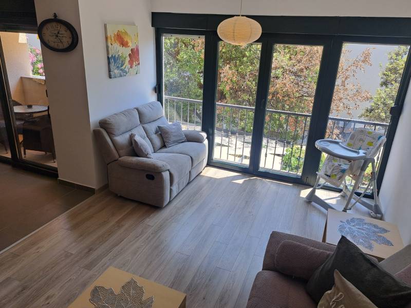 CHORVÁTSKO - Zariadený apartmán, 1. rad od mora - MANDRE, ostrov PAG - Obývacia izba 3-izbového bytu so sedačkou, balkónom a jedálenskou stoličkou pre batoľatá.