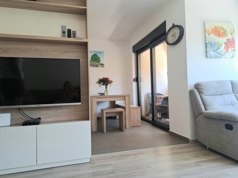CHORVÁTSKO - Zariadený apartmán, 1. rad od mora - MANDRE, ostrov PAG - Obývacia izba v 3-izbovom byte s televízorom a pohodlným kreslom.