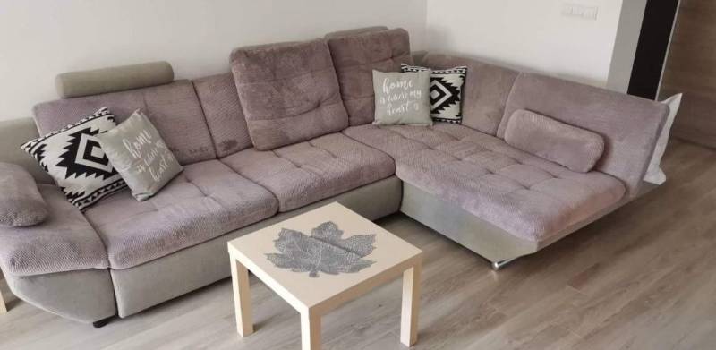CHORVÁTSKO - Zariadený apartmán, 1. rad od mora - MANDRE, ostrov PAG - Pohodlná sedacia súprava v 3-izbovom byte, doplnená vankúšmi a stolíkom s motívom listu.
