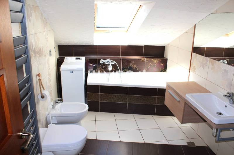 EXKLUZÍVNE NA PRENÁJOM VEĽKOMETRÁŽNY BYT 157M²  v meste HUMENNÉ - Kúpeľňa v 3-izbovom byte s vaňou, umývadlom a práčkou, ideálna pre pohodlie.